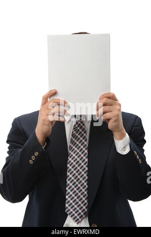 Imprenditore nascondersi dietro a vuoto isolato poster su sfondo bianco Foto Stock