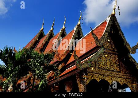 Chiang Mai, Thailandia: Wat Ket Karam con cinque asserviti a capanna orange tetti di tegole, ciascuno con un chofahs dorato Foto Stock