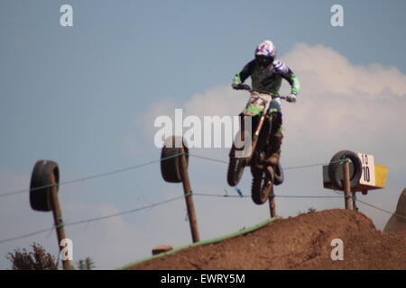 Azione motociclo, motocross, velocità e acrobazie saltando attraverso l'aria Foto Stock