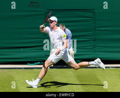 Il torneo di Wimbledon, Regno Unito. Il 30 giugno, 2015. Il torneo di Wimbledon Tennis campionati. Colleghi Singoli Primo turno match. Kyle Edmund (GBR) in azione Credit: Azione Plus sport/Alamy Live News Foto Stock