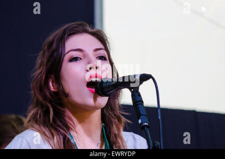 Ellie Rose cantando con Shaun Buswell's Pilton Pop-Up Orchestra il PRS stadio a Glastonbury 2015 Foto Stock