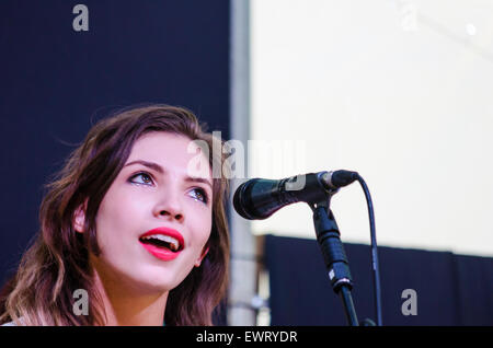 Ellie Rose cantando con Shaun Buswell's Pilton Pop-Up Orchestra il PRS stadio a Glastonbury 2015 Foto Stock