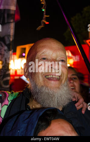 Michael Eavis di Glastonbury Festival prende una passeggiata attorno al sito Foto Stock