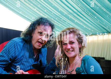 Cantante e chitarrista Donovan al Glastonbury festival 2015 in posa con Dulcima Showan di Coco e la Butterfields Foto Stock