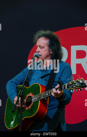 Scottish cantante e chitarrista Donovan giocando il PRS per stadio di musica dietro le quinte del festival di Glastonbury 2015 Foto Stock