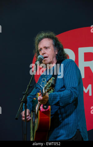 Scottish cantante e chitarrista Donovan giocando il PRS per stadio di musica dietro le quinte del festival di Glastonbury 2015 Foto Stock