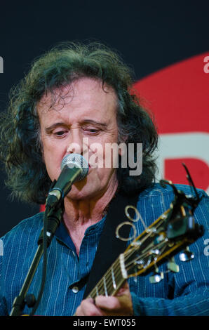 Scottish cantante e chitarrista Donovan giocando il PRS per stadio di musica dietro le quinte del festival di Glastonbury 2015 Foto Stock