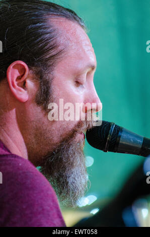 Shaun Buswell cantando con il suo 'Pilton Pop-Up Orchestra' Foto Stock