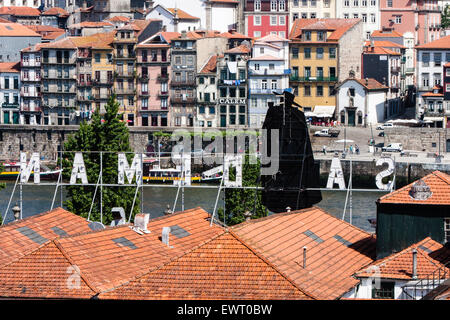 Vista di Ribeira quartiere medievale sulla sponda nord del fiume Douro da Vila Nova de Gaia con le sue cantine di vini tra cui famosa cantina Sandeman. Porto, noto anche come Oporto, è la seconda più grande città in Portogallo. Situato lungo il fiume Douro estuario nel nord del Portogallo, Porto è uno dei più antichi centri europei e registrato come sito del patrimonio mondiale dall UNESCO.Porto, Portogallo. Foto Stock