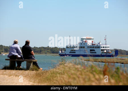 Guardando il Wight Link Lymington a Yarmouth traghetto dall'Solent modo in Hampshire Foto Stock