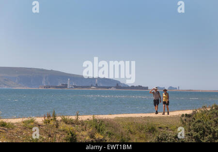 Walkers sul Solent strada tra Lymington e Keyhaven Foto Stock