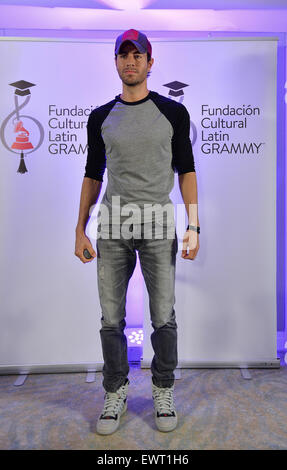 Latin Grammy Cultural Foundation award per un $200.000 borsa di studio per la Berklee College of music studente dotato: Enrique Iglesias dove: Miami Beach, Florida, Stati Uniti quando: 29 Apr 2015 Foto Stock