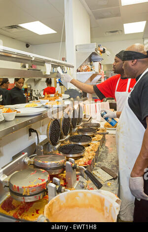 Detroit, Michigan - Cucina di lavoratori presso Kuzzo's pollo & Waffles. Foto Stock