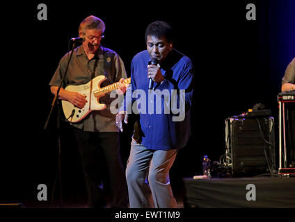 Charley Pride esecuzione dal vivo sul palco a Manchester Bridgewater Hall dotata di: Charley Pride dove: Manchester, Regno Unito quando: 29 Apr 2015 Foto Stock