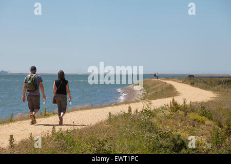 Walkers sul Solent strada tra Lymington e Keyhaven Foto Stock