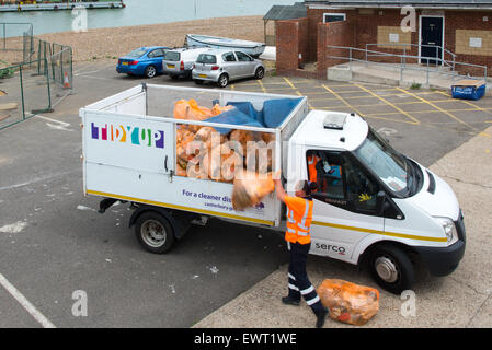 Consiglio la raccolta dei rifiuti in un mare parcheggio auto, Herne Bay, Kent, Regno Unito Foto Stock