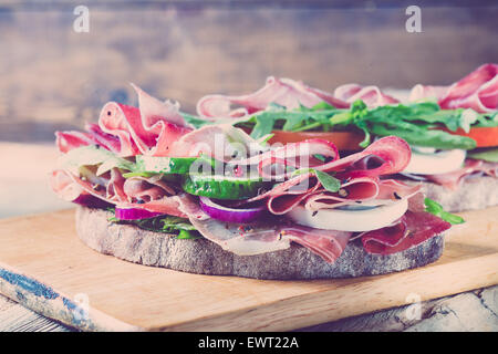 Due panini con pancetta e verdure fresche Foto Stock