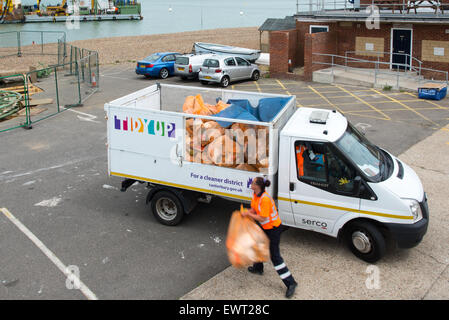 Consiglio la raccolta dei rifiuti in un mare parcheggio auto, Herne Bay, Kent, Regno Unito Foto Stock