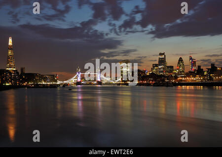 Londra REGNO UNITO skyline al tramonto, da Bermondsey sulla riva sud del Tamigi Foto Stock