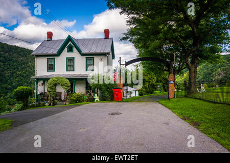 Tempio e cimitero di ingresso al fine di Fillmore Street in harpers Ferry, West Virginia. Foto Stock