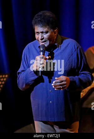 Charley Pride esecuzione dal vivo sul palco a Manchester Bridgewater Hall dotata di: Charley Pride dove: Manchester, Regno Unito quando: 29 Apr 2015 Foto Stock