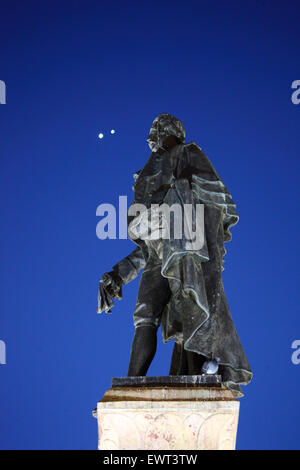 La Paz, Bolivia, 30 giugno. I pianeti Venere (sinistra) e Giove accanto alla statua di Pedro Domingo Murillo (un XIX secolo guerra di indipendenza hero) in Plaza Murillo a La Paz. I due pianeti sono stati lentamente si avvicina un altro negli ultimi mesi e hanno raggiunto la loro separazione minima (meno di una metà di un grado di distanza) questa sera. Credito: James Brunker / Alamy Live News Foto Stock