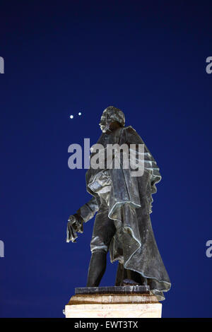 La Paz, Bolivia, 30 giugno. I pianeti Venere (sinistra) e Giove accanto alla statua di Pedro Domingo Murillo (un XIX secolo guerra di indipendenza hero) in Plaza Murillo a La Paz. I due pianeti sono stati lentamente si avvicina un altro negli ultimi mesi e hanno raggiunto la loro separazione minima (meno di una metà di un grado di distanza) questa sera. Credito: James Brunker / Alamy Live News Foto Stock