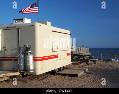 Carro alimentare sul fosso pianure spiaggia oceano Atlantico Montauk New York con bandiera americana soffiando nel vento Foto Stock