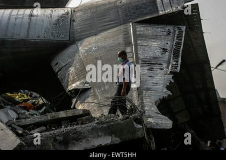 Medan, Indonesia. 1 Luglio, 2015. Un elemento di sicurezza lavora presso il sito del crash di un esercito indonesiano piano nel nord di Sumatra città di Medan, Indonesia, 1 luglio 2015. Circa 113 persone sono state temuto morti dopo un aereo militare per portare ad esse si è schiantato nel centro cittadino di Medan, la capitale della provincia di Sumatra del nord, il paese della Air Force chief detto martedì. Credito: Haryono/Xinhua/Alamy Live News Foto Stock