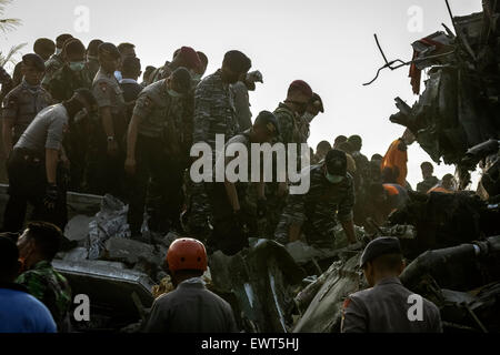 Medan, Indonesia. 1 Luglio, 2015. Elementi di sicurezza lavoro presso il sito del crash di un esercito indonesiano piano nel nord di Sumatra città di Medan, Indonesia, 1 luglio 2015. Circa 113 persone sono state temuto morti dopo un aereo militare per portare ad esse si è schiantato nel centro cittadino di Medan, la capitale della provincia di Sumatra del nord, il paese della Air Force chief detto martedì. Credito: Haryono/Xinhua/Alamy Live News Foto Stock