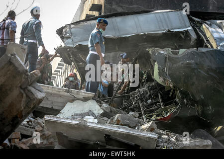Medan, Indonesia. 1 Luglio, 2015. Elementi di sicurezza lavoro presso il sito del crash di un esercito indonesiano piano nel nord di Sumatra città di Medan, Indonesia, 1 luglio 2015. Circa 113 persone sono state temuto morti dopo un aereo militare per portare ad esse si è schiantato nel centro cittadino di Medan, la capitale della provincia di Sumatra del nord, il paese della Air Force chief detto martedì. Credito: Haryono/Xinhua/Alamy Live News Foto Stock