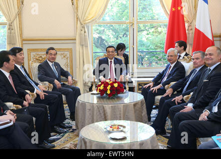 Parigi, Francia. Il 30 giugno, 2015. Il premier cinese LI Keqiang (C) soddisfa con Claude Bartolone 3 (R), l'altoparlante dell Assemblea Nazionale francese a Parigi, Francia, giugno 30, 2015. © Pang Xinglei/Xinhua/Alamy Live News Foto Stock