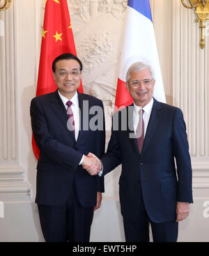 Parigi, Francia. Il 30 giugno, 2015. Il premier cinese LI Keqiang (L) soddisfa con Claude Bartolone, altoparlante dell Assemblea Nazionale francese a Parigi, Francia, giugno 30, 2015. © Pang Xinglei/Xinhua/Alamy Live News Foto Stock