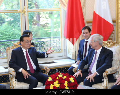 Parigi, Francia. Il 30 giugno, 2015. Il premier cinese LI Keqiang (L) soddisfa con Claude Bartolone (R), l'altoparlante dell Assemblea Nazionale francese a Parigi, Francia, giugno 30, 2015. © Pang Xinglei/Xinhua/Alamy Live News Foto Stock