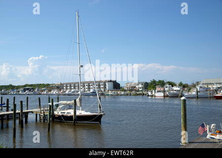 Una barca a vela attracca lungo il lungomare di Lewes, Delaware (USA). Foto Stock