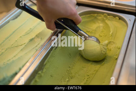 Berlino, Germania. Il 30 giugno, 2015. Matcha gelato a Berlino (Germania), 30 giugno 2015. Foto: Florian GAERTNER/dpa/Alamy Live News Foto Stock