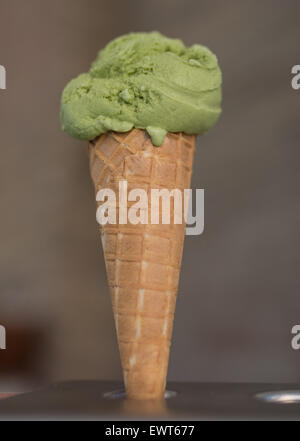 Berlino, Germania. Il 30 giugno, 2015. Un cucchiaio di Matcha gelato a Berlino (Germania), 30 giugno 2015. Foto: Florian GAERTNER/dpa/Alamy Live News Foto Stock