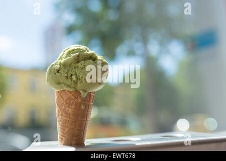 Berlino, Germania. Il 30 giugno, 2015. Un cucchiaio di Matcha gelato a Berlino (Germania), 30 giugno 2015. Foto: Florian GAERTNER/dpa/Alamy Live News Foto Stock