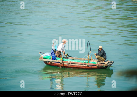 Barche in un villaggio di pescatori, Vietnam Foto Stock