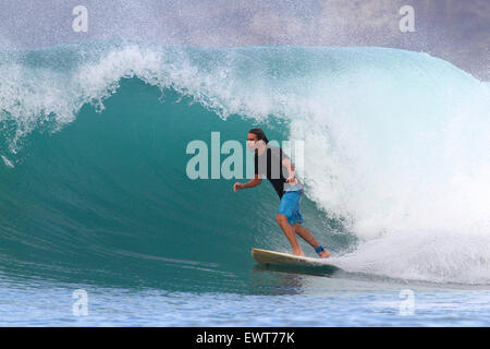 Surfer su un'onda, Lombok, Indonesia Foto Stock