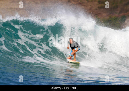 Surfer su un'onda, Lombok, Indonesia Foto Stock