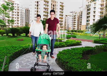 Indian i genitori e il bambino Baby park a piedi Foto Stock