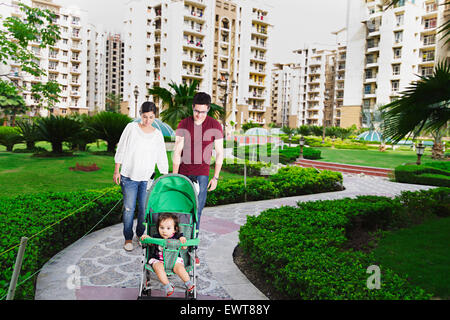 Indian i genitori e il bambino Baby park a piedi Foto Stock