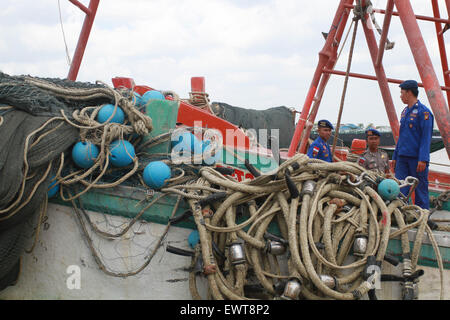 Natuna, Indonesia. Il 30 giugno, 2015. Polizia indonesiana nel Kalimantan Occidentale, catturato due barche da pesca dal Vietnam, ossia Tan Tan Ving Ving 1365 TS e TS 91 089 e 26's uomini nave nelle acque delle isole Natuna. Le navi vietnamite arrestati per attività di pesca illegali nelle acque dell Indonesia. © Yohanes Kurnia Irawan/Pacific Press/Alamy Live News Foto Stock