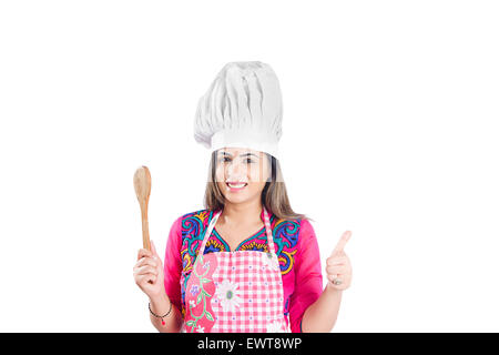 1 donna indiana cucina casalinga e pollice in alto mostra Foto Stock