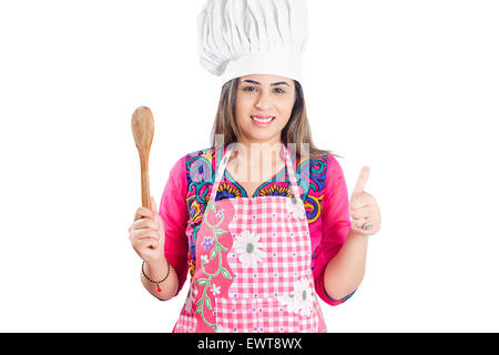 1 donna indiana cucina casalinga e pollice in alto mostra Foto Stock