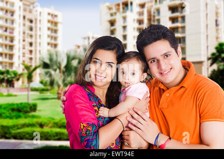 Indian i genitori e il bambino baby park godetevi Foto Stock