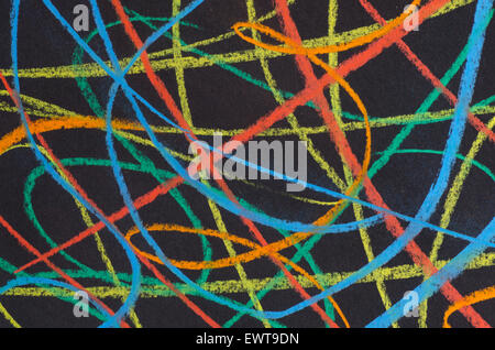 Gli scarabocchi multicolore su nero lo sfondo della carta Foto Stock