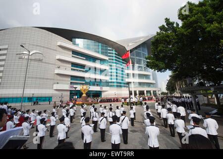 Hong Kong. 1 Luglio, 2015. Il sollevamento cerimonia della bandiera nazionale cinese (anteriore) e la bandiera della regione amministrativa speciale di Hong Kong Regoin è tenuto presso il Golden Bauhinia Square a Hong Kong, Cina del sud, 1 luglio 2015 per celebrare il 18° anniversario di il ritorno di Hong Kong alla Cina. Credito: Lui Siu Wai/Xinhua/Alamy Live News Foto Stock