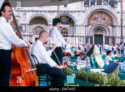 Musicisti sulla terrazza del Caffè Lavena in Piazza San Marco, Venezia, Italia Foto Stock